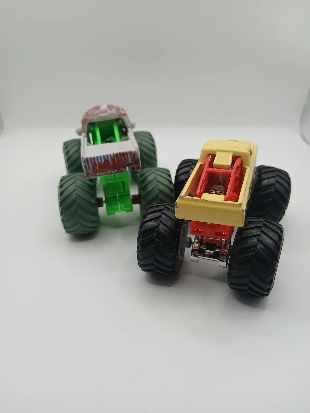 Hot Wheels Monster Jam Trucks Carolina‎ Crusher & Zombie Green 1:64 Scale